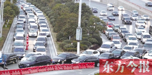 昨日，鄭州市福元路，車輛在僅剩的一條5米寬車道上堵得“不亦樂乎”