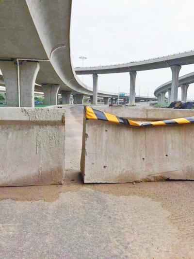  京廣快速路北延地面道路北三環(huán)入口處，一排石墩擋道，不讓入內(nèi)。