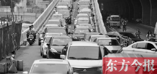 昨日，鄭州市大學(xué)路與隴海路交叉口處，因封閉施工，現(xiàn)場堵成停車場