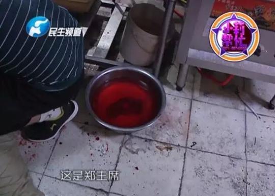 老板竟突然在廚房?jī)?nèi)割腕自殺!發(fā)現(xiàn)意外情況后，小莉趕緊對(duì)傷者進(jìn)行包扎，并撥打了120急救電話。