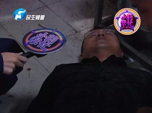 老板竟突然在廚房?jī)?nèi)割腕自殺!發(fā)現(xiàn)意外情況后，小莉趕緊對(duì)傷者進(jìn)行包扎，并撥打了120急救電話。