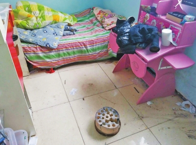 在理發(fā)店死者居住的臥室內(nèi)，地上放有一個(gè)大煤球。