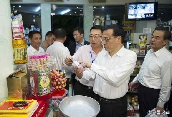 李克強(qiáng)夜訪(fǎng)河內(nèi)小商店