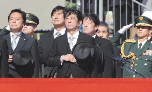 　27日上午，日本首相安倍晉三在琦玉縣的自衛(wèi)隊朝霞訓(xùn)練場出席陸上自衛(wèi)隊年度閱兵式