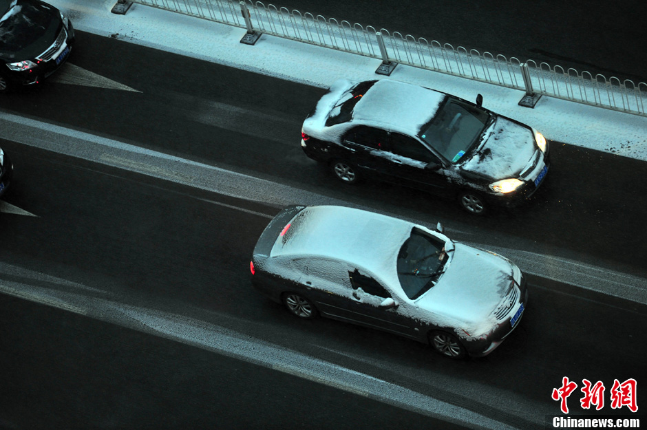 11月18日，沈陽街頭的汽車被積雪覆蓋。
