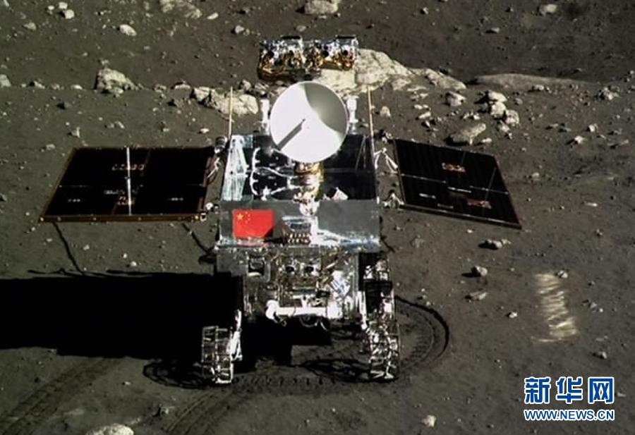 這是北京飛控中心大屏幕上顯示嫦娥三號(hào)著陸器上的相機(jī)拍攝的“玉兔”號(hào)月球車。