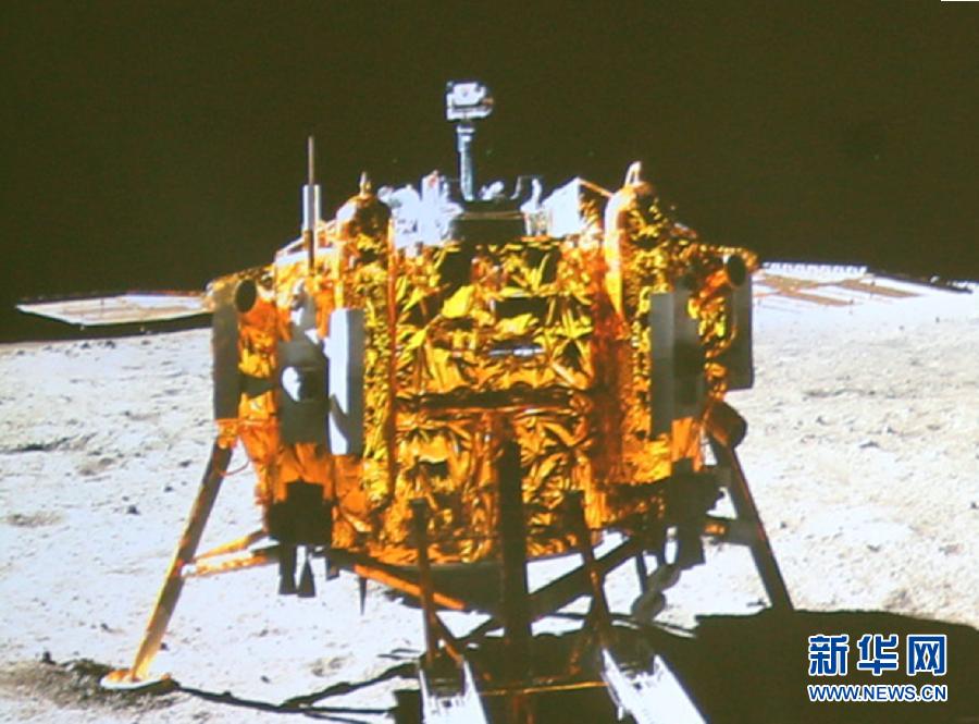 這是北京飛控中心大屏幕上顯示“玉兔”號(hào)月球車上的全景相機(jī)拍攝的嫦娥三號(hào)著陸器照片。