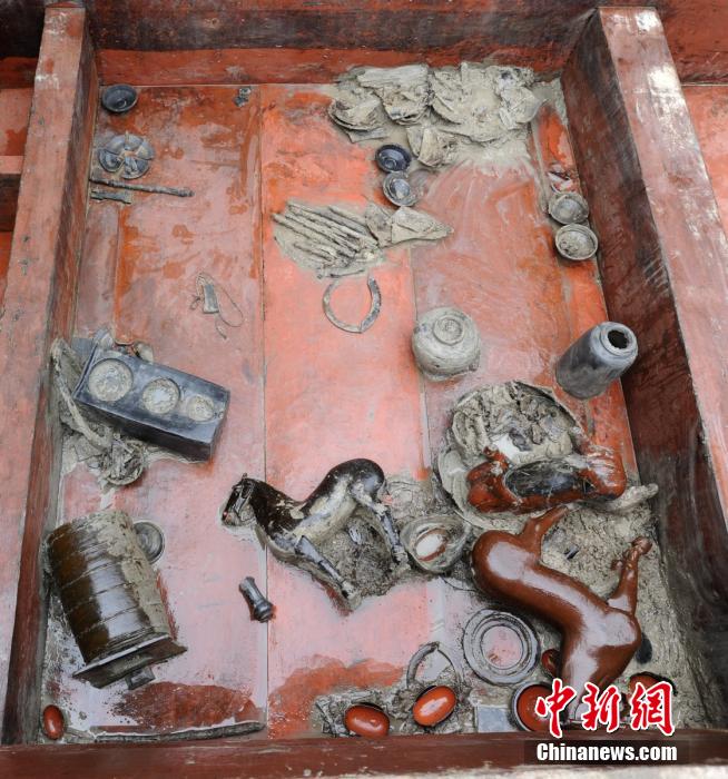 圖為出土漆器240余件，器形有耳杯、奩、幾、盤(pán)、盒、俑、馬等。