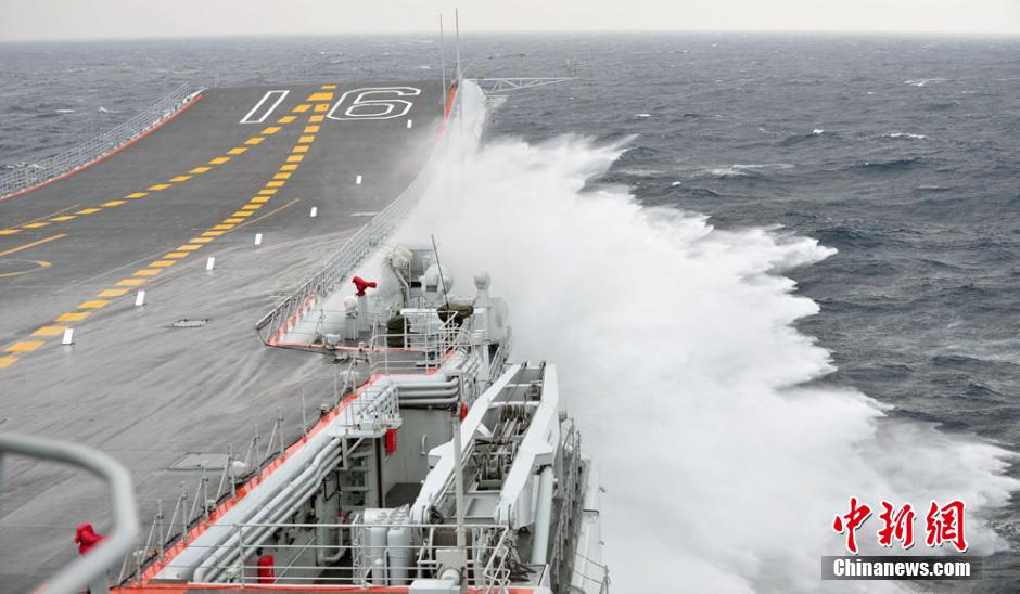 圖為遼寧艦利用南海海域自然條件進行大風(fēng)浪航行試驗。中新社發(fā) 胡鍇冰 攝