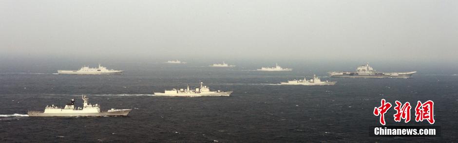 圖為遼寧艦與水面艦艇進行協(xié)同訓(xùn)練。中新社發(fā) 李靖 攝