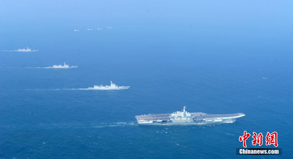 圖為遼寧艦與水面艦艇、飛機進行協(xié)同訓(xùn)練。中新社發(fā) 胡鍇冰 攝