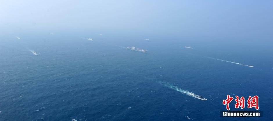 圖為遼寧艦與水面艦艇進行協(xié)同訓(xùn)練。中新社發(fā) 李靖 攝