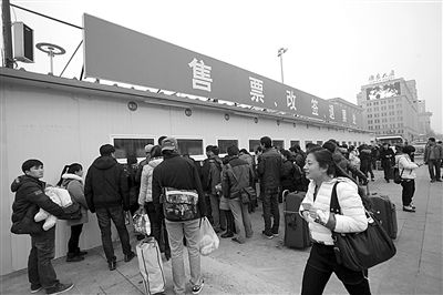 1月6日，北京站搭建完畢的臨時(shí)售票處已經(jīng)投入使用。今年春運(yùn)期間，北京鐵路局共開(kāi)設(shè)售票窗口3421個(gè)，同比增加150個(gè)。新京報(bào)記者