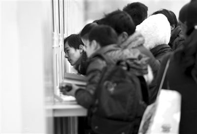 1月6日，旅客在北京站臨時(shí)售票處排隊(duì)購(gòu)票。新京報(bào)記者