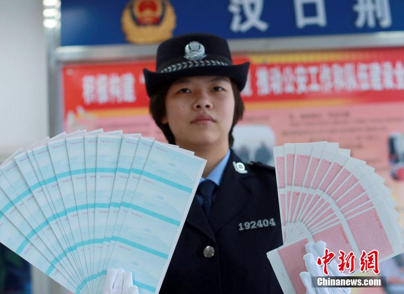 武漢鐵路公安局辦案民警展示空白假火車票。