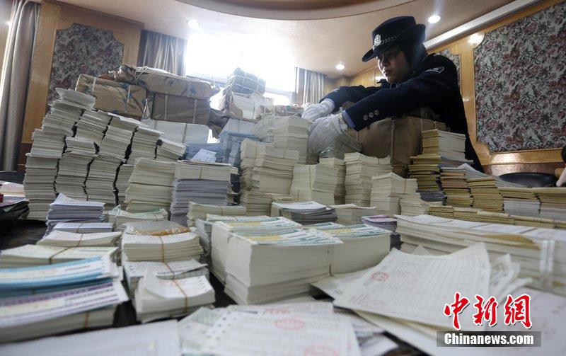 湖北省武漢市，民警清點(diǎn)大量非法制作的成品，半成品假票和制假工具。