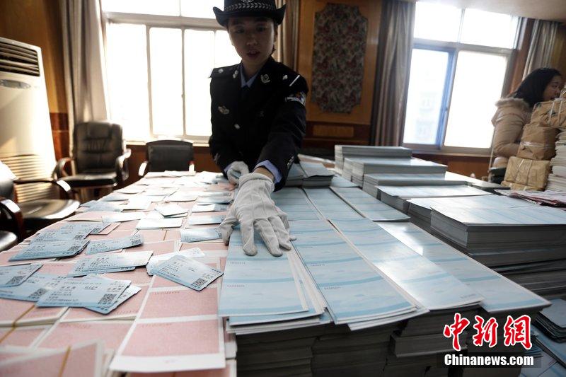 湖北省武漢市，民警清點(diǎn)大量非法制作的成品，半成品假票和制假工具。