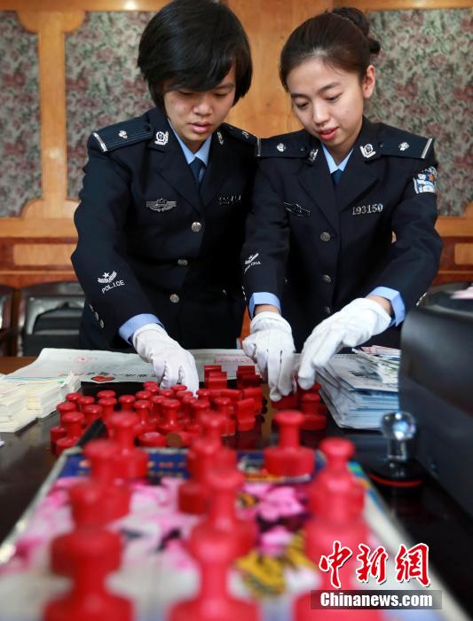 圖為清點(diǎn)查獲大量假火車票和制販工具。