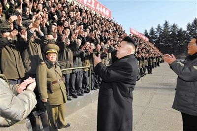 朝中社1月15日發(fā)布的圖片顯示，朝鮮最高領導人金正恩視察位于平安南道的國家科學院，與科研人員會面。