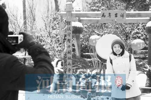 紫荊山公園里布置喜慶，引來不少游客合影留念。記者 楊東華/攝