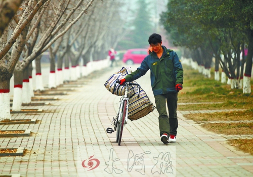 走在校園的小路上，帥氣的單車是我同伴，鼓鼓的行囊盛不下父母深深的惦念。