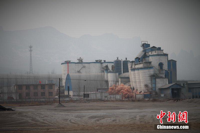 　2014年2月17日，石家莊市再次啟動壓減水泥過剩產(chǎn)能、治理大氣污染水泥企業(yè)集中爆破拆除行動。