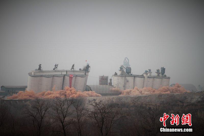　2014年2月17日，石家莊市再次啟動壓減水泥過剩產(chǎn)能、治理大氣污染水泥企業(yè)集中爆破拆除行動。