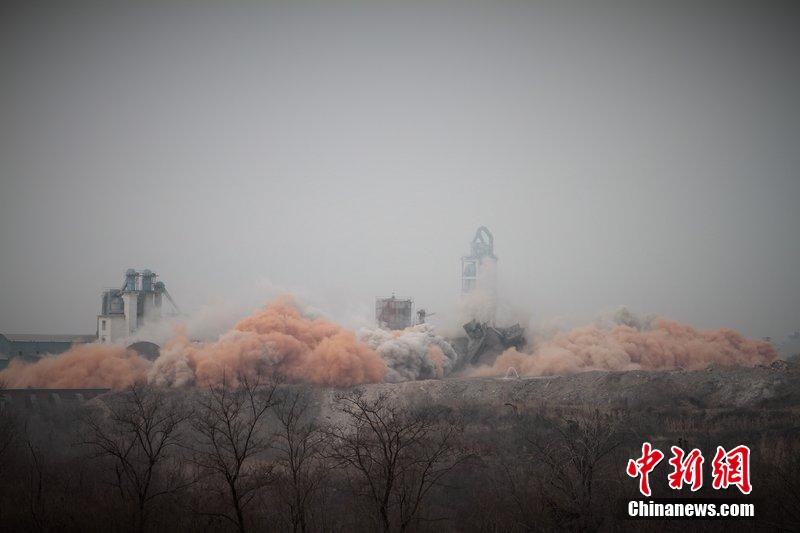 　2014年2月17日，石家莊市再次啟動壓減水泥過剩產(chǎn)能、治理大氣污染水泥企業(yè)集中爆破拆除行動。
