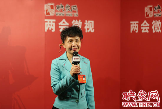 在映象網(wǎng)全國兩會北京演播室，全國人大代表、河南理工大學(xué)音樂學(xué)院副院長游吟歌做客《兩會微視》訪談.