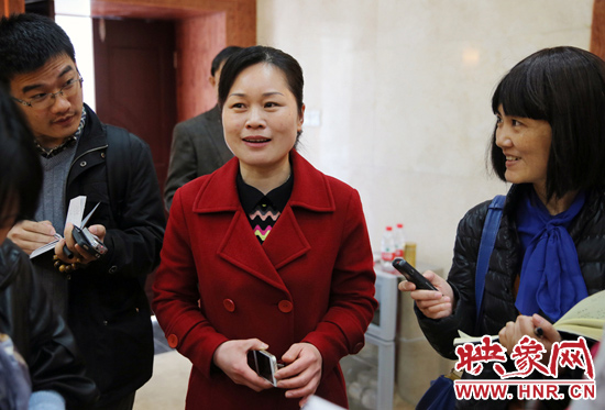 董亞娜是焦裕祿紀念館副館長，她兩次給習近平講解，贊總書記看得仔細，聽得認真。3月20日，記者在蘭考采