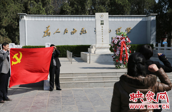 在焦裕祿紀念園，來自河南的黨員干部在焦陵前宣誓。