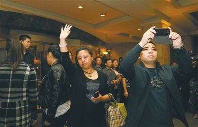 昨晚，麗都飯店，32位馬航失聯(lián)客機(jī)家屬準(zhǔn)備赴馬來西亞。新京報(bào)記者 侯少卿 攝