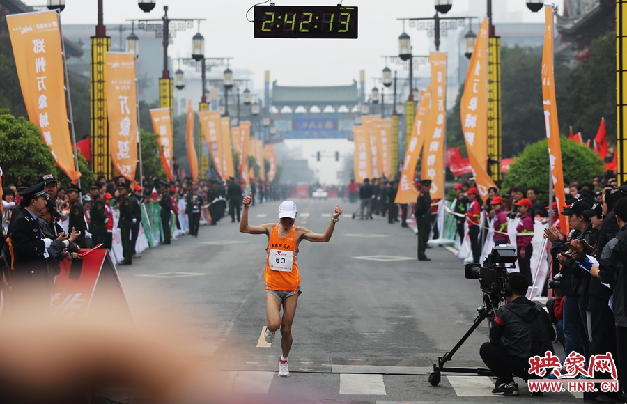 一名選手抵達(dá)終點(diǎn)后，高舉雙手慶祝。
