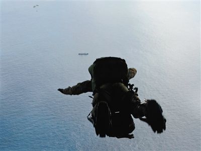 美國(guó)空軍救助兩名中國(guó)漁民