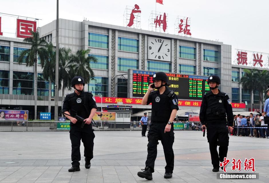 圖為廣州特警在案發(fā)現(xiàn)場戒備。