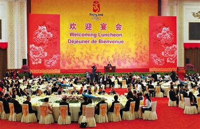 2008年8月8日，胡錦濤夫婦在北京人民大會(huì)堂宴會(huì)廳為出席北京奧運(yùn)會(huì)的貴賓舉行歡迎宴會(huì)。
