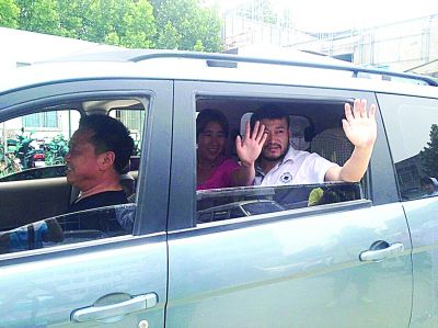 孫正龍和妻子、家人，揮手和醫(yī)護人員告別。張凌飛