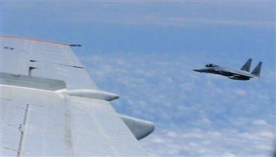 國(guó)防部網(wǎng)站12日公布的視頻截圖,日本F-15軍機(jī)從中國(guó)圖-154機(jī)頭方向危險(xiǎn)切入,兩者最近距離約30米左右。