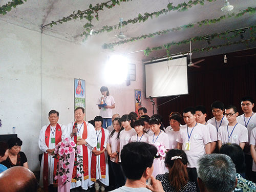 2013 年初，“全范圍教會”的信徒在參加集會。