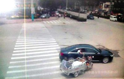 23日中午，陳母被突然噴毒。新京報(bào)記者 王瑞鋒 攝