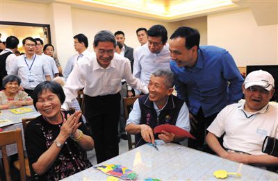　昨日，張志軍前左二和陪同的新北市長朱立倫與老人們交談。