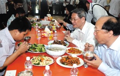 昨日中午，國臺辦主任張志軍（右二）在臺中市長胡志強的陪同下和盲校的孩子共進(jìn)午餐。當(dāng)晚，張志軍結(jié)束訪臺回京。 新華社發(fā)