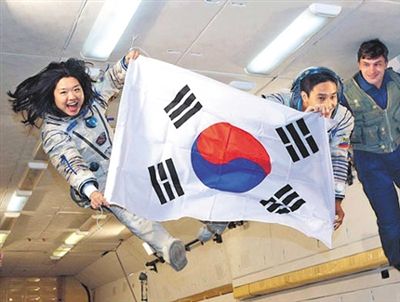 　2007年9月10日，李炤燕（左）在俄羅斯首都莫斯科接受零重力飛行訓(xùn)練。