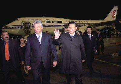 21日晚,習(xí)近平乘坐的專機抵達哈瓦那何塞·馬蒂國際機場。古巴國務(wù)委員會第一副主席兼部長會議第一副主席