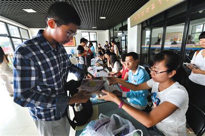 8月23日，清華大學(xué)新生在辦理入學(xué)手續(xù)。