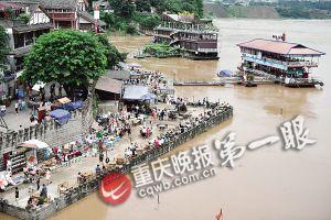沙坪壩區(qū)磁器口，江水逼近休閑平臺。