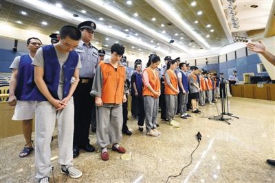 庭審現(xiàn)場。昨日，26名跨國電信詐騙嫌疑人在市一中院受審。