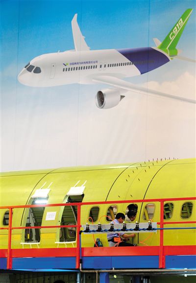 昨日，中國商飛總裝制造中心技術(shù)人員對接C919首架機的機體。新華社記者 丁汀 攝