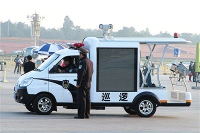 國慶節(jié)將至，昨日，天安門廣場增設(shè)新型巡邏車。該車配有遠(yuǎn)射燈、顯示大屏、車頂攝像頭等設(shè)備。圖/CFP