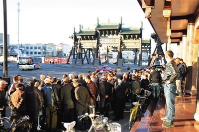 11月3日，大同市四牌樓附近，耿彥波“粉絲團(tuán)”在聚眾討論。